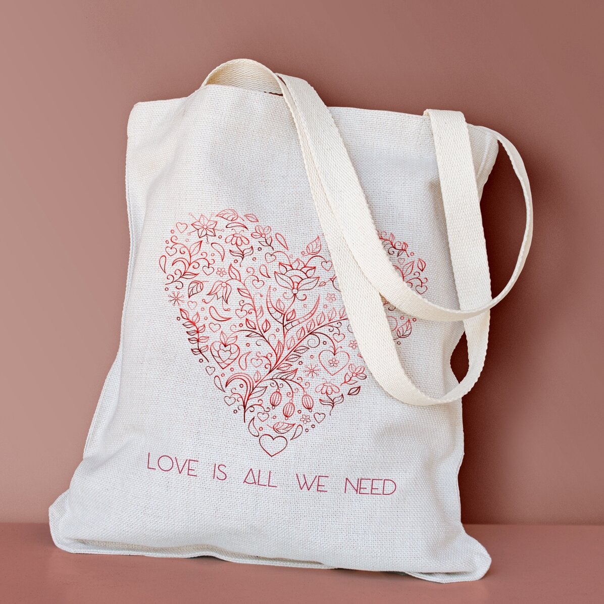 Προσαρμοσμένη τσάντα με κείμενο - «Love is all we need»