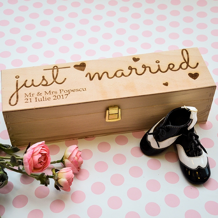 Προσωποποιημένο κουτί κρασιού - «just married»