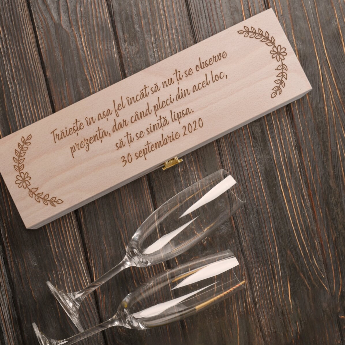 Personalised sparkling wine box with message