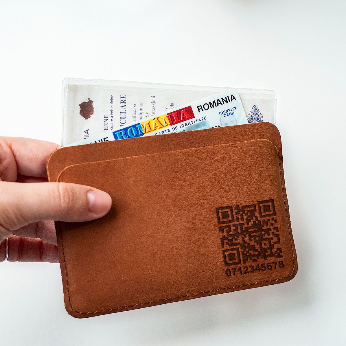 Προσωποποιημένο δερμάτινο πορτοφόλι με QR code και αριθμό τηλεφώνου