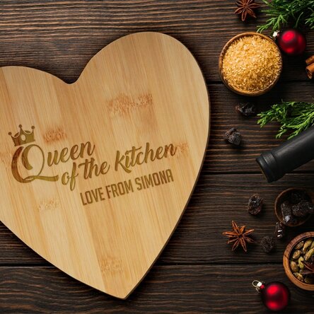 Personalised heart-shaped chopping board with text - Queen of the kitchen